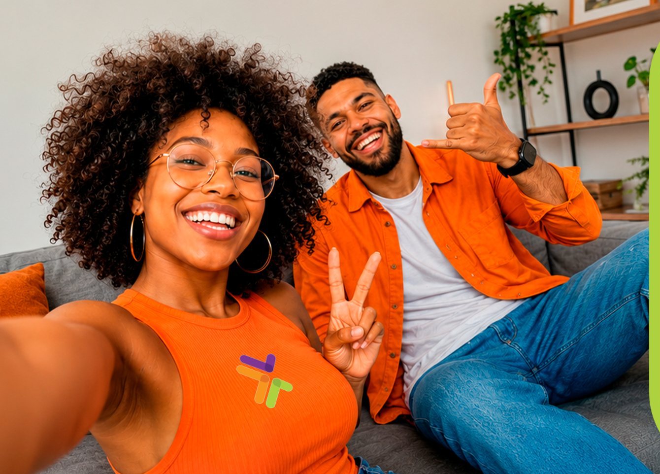 Casal comemorando em casa com a camiseta da Center Media